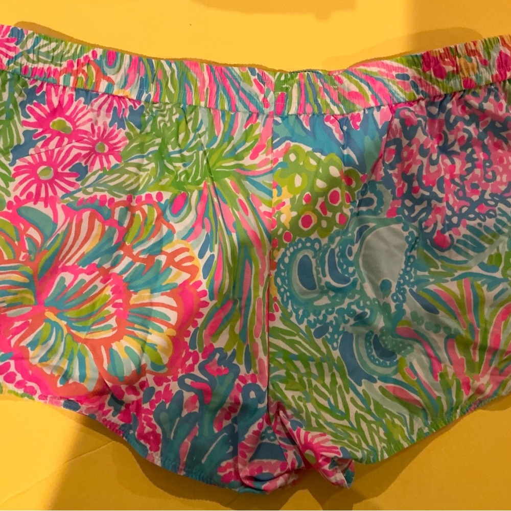 Lilly Pulitzer Luxletic Run Around Shorts sz XL Multi Lovers Coral - Picture 4 of 6